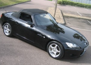 Nebezpečné gangy driftují mezi auty na dálnici. Jejich zbraní je Honda S2000!