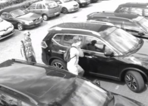 Nakouknou do auta a chystají se ho ihned vykrást. Pozorně ale sledujte, co kamera natočila!