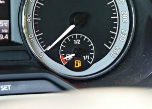 Jezdíte často s hladovým okem? Nedělejte to, riskujete nákladnou poruchu.