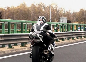 Motorkář bez SPZ na D6 předjel policajty ve 232 km/h. A tím to celé teprve začalo!