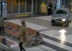 Uháněl před policii přes terminál letiště. Tohle musíte vidět!