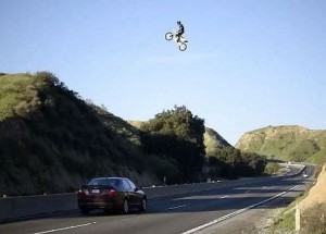 Biker si vymyslel neuvěřitelný kousek. Na motorce přeletěl přes dálnici!