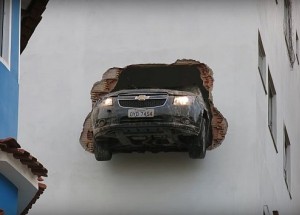 Popletl si pedály a skončil zaklíněný ve zdi