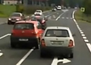 Sledujte pozorně řidiče Fabie. To, co se stane za pár sekund, vám rozproudí krev v žilách!