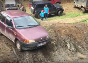 Jak se Fiat Punto vyrovná off-roadu? Majitelům tereňáků totálně naložil!