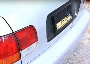 Tento řidič je pořádný filuta. Svoji SPZ si schovává za oponu!