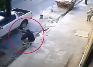 Řidič bleskově zastřelil lupiče svého auta. Sebeobrana rozhodl soud.