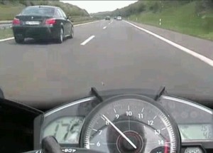 Magor v BMW M5 vyzval motorkáře na dálnici k závodu. Přidalo se i Porsche!