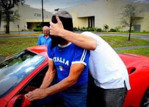 Syn pořídil tátovi k narozeninám jeho vysněné auto. Jeho reakce vás dojme až k slzám!