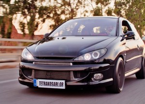 Klasického Peugeota 206 přetavili do smrtonosného černého korábu. Hotový trhač asfaltu!