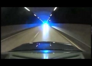 Toto je nejlepší policejní honička na internetu. Se svým Mercedesem to vyhnal do totálních extrémů!