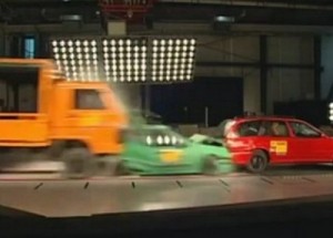 Co se stane, když kamion nedobrzdí před kolonou aut?