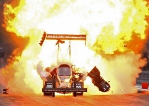 Jak to vypadá, když exploduje motor dragsteru o výkonu 10.000 koní? Obrovská katastrofa!