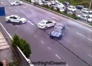 Policie nahání driftující automobil na rychlostní silnici. Tohle jste ještě neviděli!