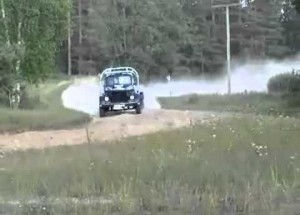 Rallye náklaďák versus strom v zatačce. Kdo z koho?