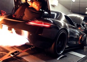 Mercedes SLS AMG Twin Turbo málem usmažil mechanika!