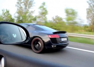 Golf 5 R32 HGP Turbo proti Audi R8 pálí neměckými dálnicemi