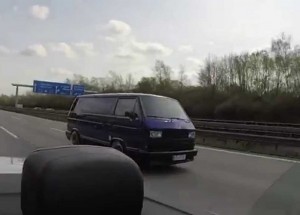 Starý Volkswagen Transporter vyzval na dálnici BMW M3. Tohle nikdo nečekal!