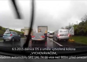 Řidič kamionu chtěl vychovávat auta na dálnici. Jak byste reagovali?