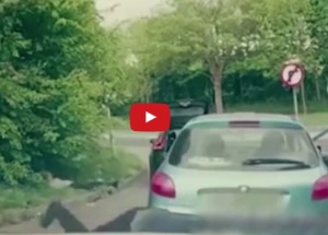 Nedělejte naschvály za provozu. Nikdy nevíš, kdo sedí za volantem!