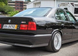 Jaké byly ceny nových aut na trhu v ČR v roce 1993? Suverénně vedla Škoda!