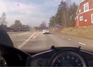 Motorkář vyzval na souboj řidiče nadupaného Mercedesu SL63 AMG. Tohle je hukot!