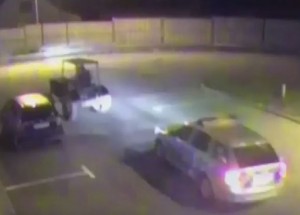 Noční honička policie ČR s malotraktorem. O tuhle zábavu nechcete přijít!