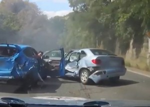 Policejní honička po Praze, kde trestaný řidič v ukradeném voze čelně naboural. To musíte vidět!