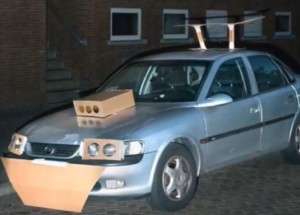 Tento chlápek má hodně zvláštní koníček. V noci svým sousedům vylepšuje auta!