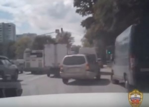 Policejní honička jako z filmu. Pronásledování bezohledného řidiče v rušném provozu, které skončí zmizením pronásledovaného auta.