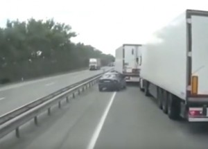 Snažil se vybrzdit řidiče kamionu. O malou chvíli později dostal lekci, na kterou v životě nezapomene!