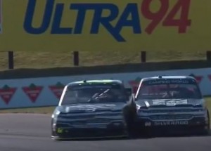 Úchvatný závěr závodu série Nascar trucks ukončený bitkou