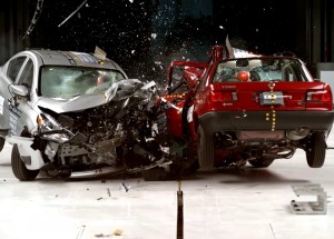 Crash test nového a 25 let starého Nissanu!