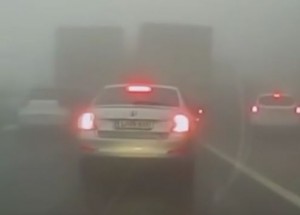 Záznam z kamery v autě během hromadné havárie v mlze na slovinské dálnici.