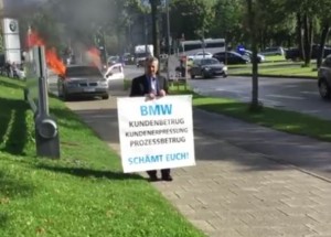 Muž zapálil vlastní BMW před muzeem BMW v Mnichově jako ukázku protestu proti přístupu servisu firmy.