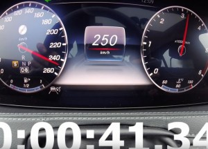 Ukázka, jak zrychluje nejsilnějšího dieselu od Mercedesu z 0-250 km/h.