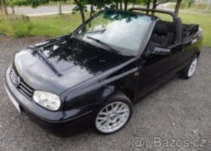 Hodil extrémní petardu do kufru Volkswagenu Golf. S takovým výsledkem ale nepočítali!