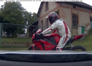 Drsná honička Policie ČR tentokrát s neohroženým motorkářem. Sledujte, jak to dopadlo!