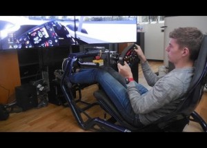 Jak to dopadne, když profesionální závodník F1 sedne k videohře? Tady byste si neškrtli!