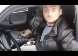 Totálně zfetovaný řidič při kontrole policií!