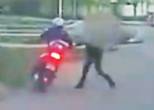 Muž na skútru uháněl policistům a nedokázali ho dohnat. Pak zasáhla tato žena s kabelkou!