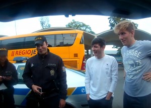 Týpci naložili plnej kufr perníku a pak jen vyčkávali na příjezd policie. Sledujte jak to dopadlo!