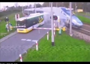 Řidič autobusu MHD zůstal nepochopitelně trčet na železničním přejezdu!