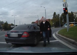 Přehnaně tvrdý zásah policie proti neukázněnému řidiči