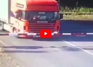 Kamion uvízl mezi závorami na kolejích. Podívejte se co následovalo!