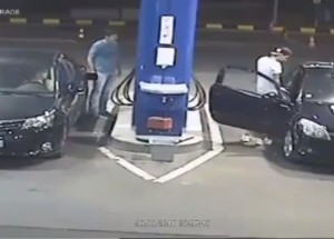 Mladík odmítl uhasit cigaretu na pumpě. Potom ale brutálně litoval!