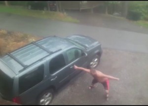 Muž našel ve svém autě neuvěřitelné překvapení v podobě dvojice medvědů!