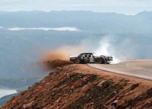 Ken Block se doslova prodriftoval skrze proslulý Pikes Peak!