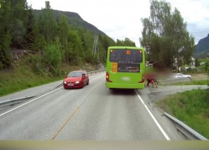 Chlapce málem neopatrný přeběh silnice stál život!