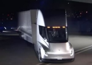 Tesla ukázala dost dobré zrychlení svého tahače Semi při první předváděčce